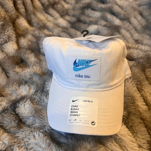 Nike Kids White Cap - Picture 2 of 6